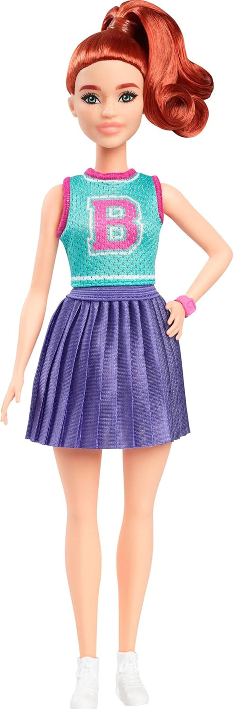 Barbie Fashionistas Puppe Nr. 232 mit roten Haaren, sportlichem Jersey-Oberteil mit B-Print, lila Faltenrock, Armbanduhr und Turnschuhen, HYT90