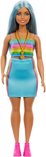 Barbie Fashionistas Puppe Nr. 218 mit langen blauen Haaren, Regenbogenbluse und türkisfarbenem Rock, Sammlermodepuppe zum 65-jährigen Jubiläum, HRH16