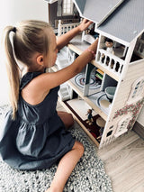 Small Foot 3-stöckiges Puppenhaus aus Holz mit offener Vorderseite und 12 Möbelstücken für Kinder ab 3 Jahren, 11802, Weißgrau