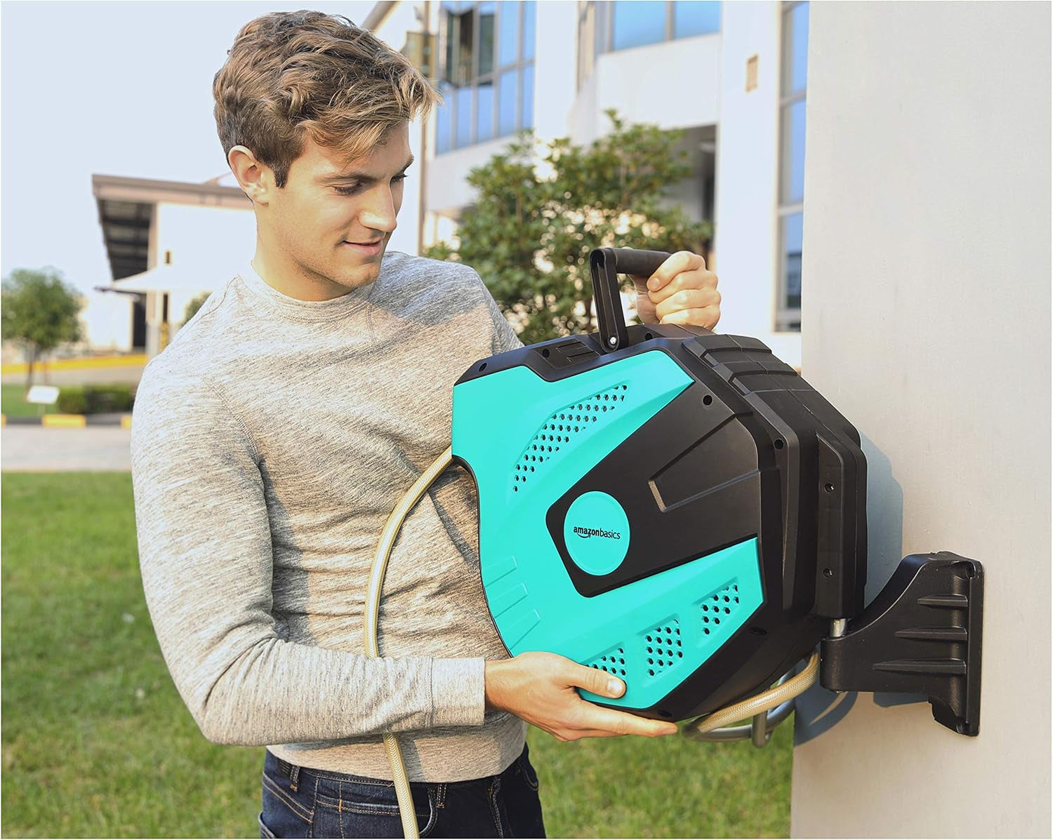 Amazon Basics Wandschlauchtrommel mit Schlauch, selbstaufrollend, 15 m, Marinegrün, Schwarz