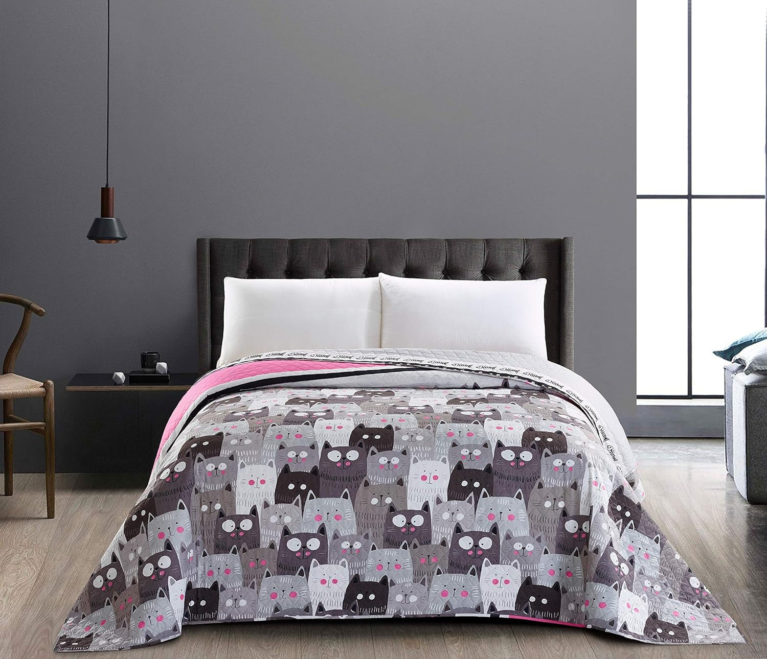 Decoking 32350 Tagesdecke 220 x 240 cm, doppelseitige Mikrofaser-Tagesdecke, pflegeleicht, Beige, Hellbraun, Kakaobraun, Grau, Stahl, Anthrazit, Graphit, Schwarz, Weiß, Rosa, Katzen, Invasion der Katzen, Betten und Decken. Beuche den DecoKing-Store