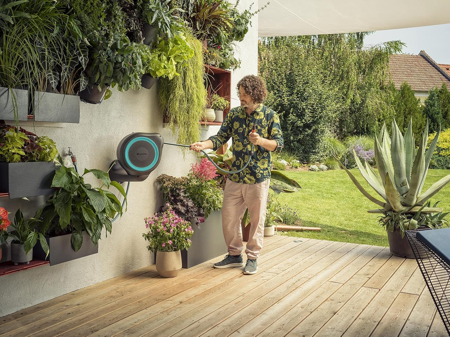 Gardena RollUp M Wandschlauchbox (Türkis) 20m: Flexible Bewässerung für mittelgroße Gärten, drehbare Schlauchtrommel, mit Wandhalterung, Systemkomponenten und Sprühdüse, inklusive 20m Schlauch (18610-20)