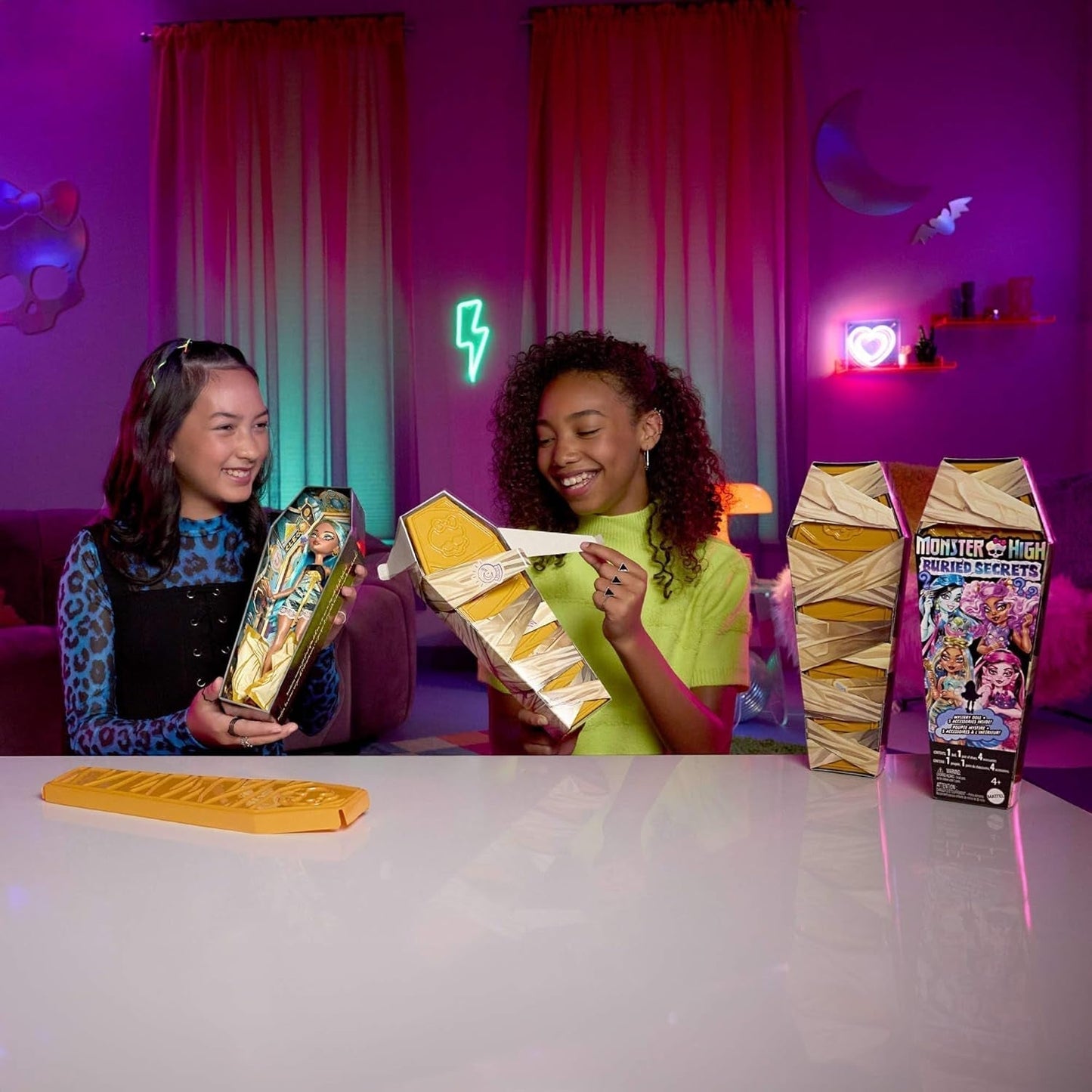 Monster High Buried Secrets Puppen und Zubehör Gemütliches Creepover-Thema mit Mystery Doll und 5 unrätselbaren Überraschungen (Figuren können variieren), HYV64 Naty Shop Dolls