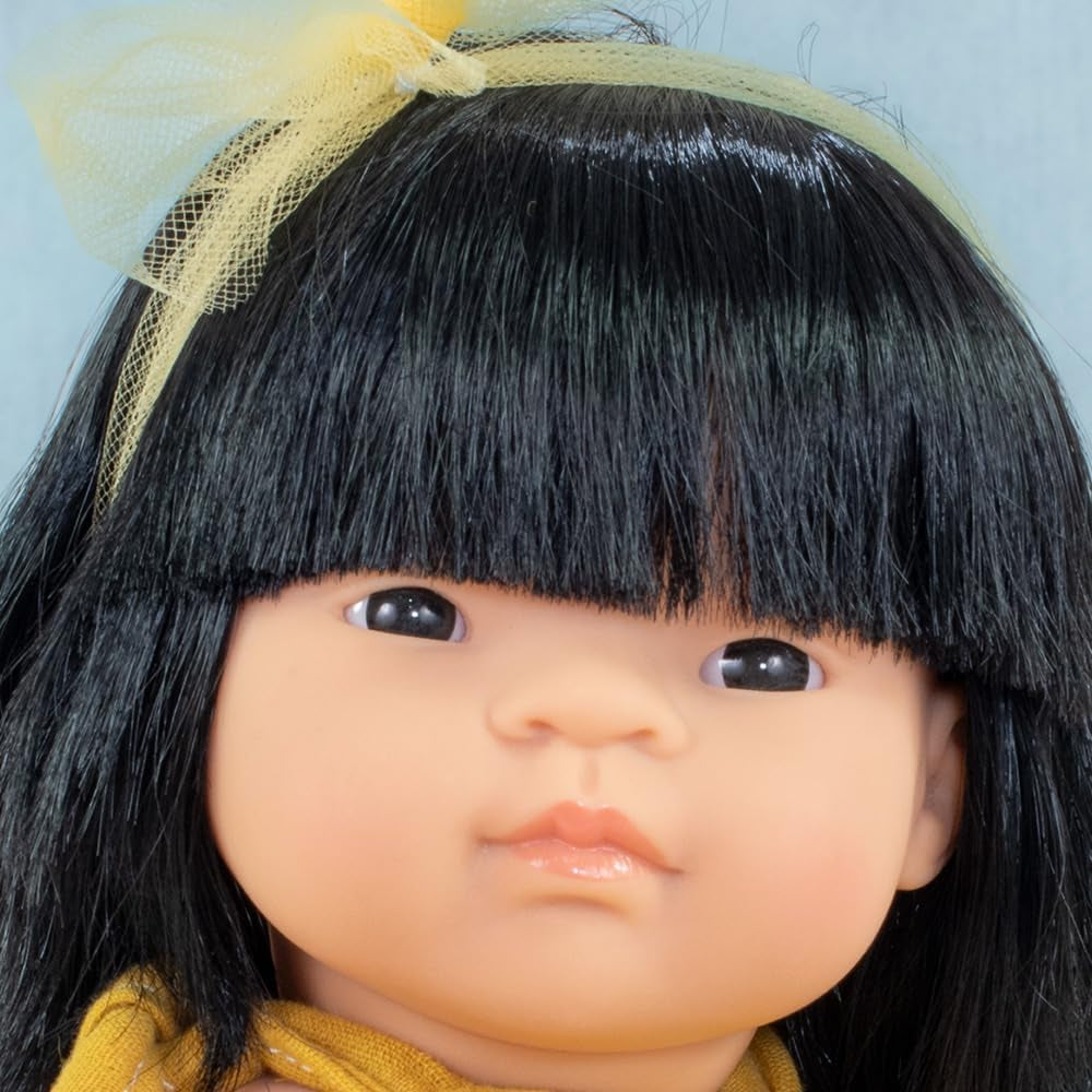 Miniland-Puppe, 38 cm, asiatisches Mädchen. Hergestellt in Spanien. Anatomisch korrekt. Sammlung „Mein Freund und ich“.
