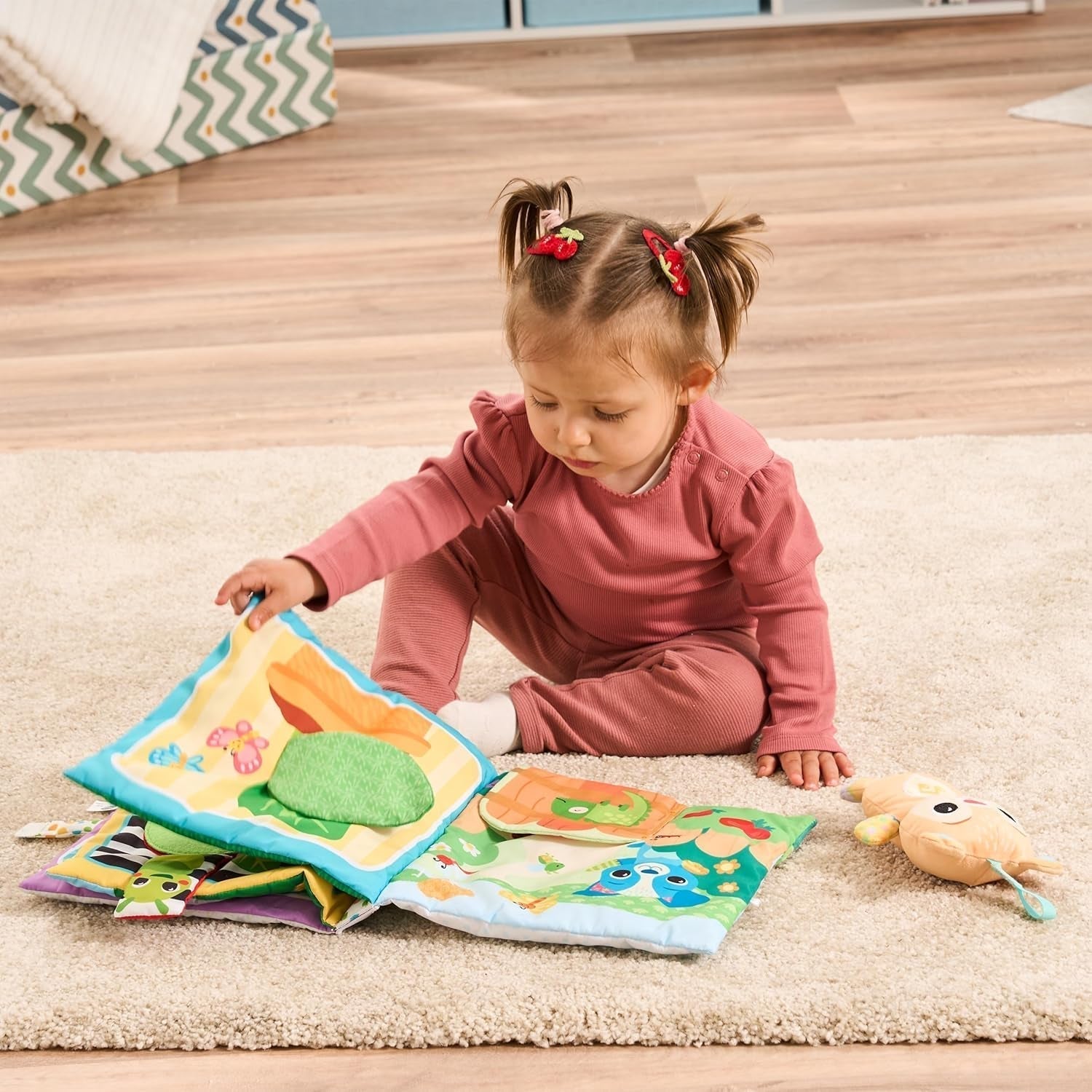 VTech Baby Mein großes Plüschbuch – Tast- und Fühlbuch/Buch mit Musik und Geräuschen – Stoffbuch mit beweglichen Elementen – Spielzeug für motorische und sensorische Fähigkeiten – Für Babys und Kinder im Alter von 3–24 Monaten. Bebe Naty Shop Toys