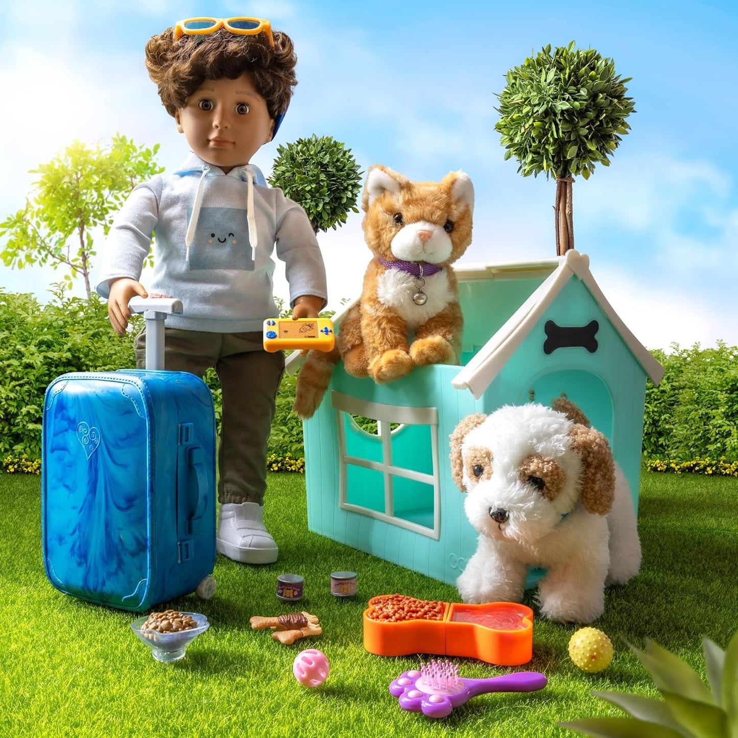 Our Generation – Milo – 46 cm große Jungenpuppe – lebensechte braune Augen und lockiges braunes Haar – Rollgepäck und Reisezubehör – Rollenspiel – Spielzeug für Kinder ab 3 Jahren