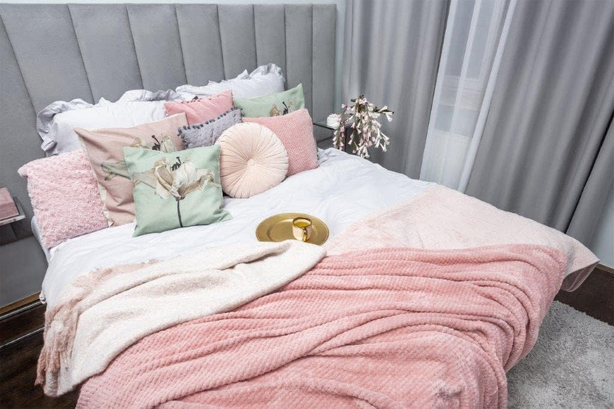 HOMLA Flauschige und warme rote Fleecedecke – für Sofa und Bett Bequeme Decke Sofadecke Wohnzimmerdecke – pflegeleicht 150 x 200 cm Rosa Betten und Decken Besuchen Sie den HOMLA-Store