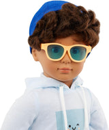 Our Generation – Milo – 46 cm große Jungenpuppe – lebensechte braune Augen und lockiges braunes Haar – Rollgepäck und Reisezubehör – Rollenspiel – Spielzeug für Kinder ab 3 Jahren