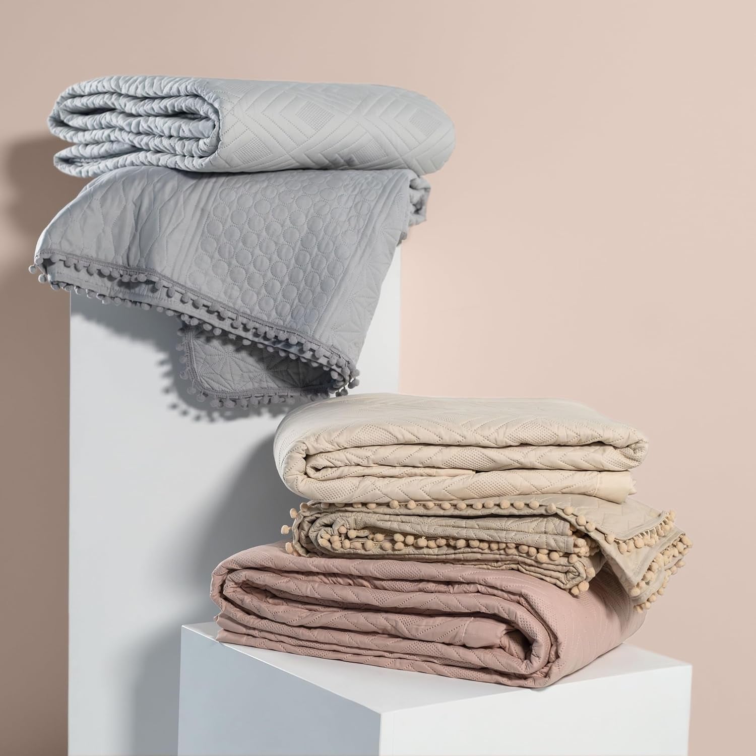 Ameliahome Tagesdecke mit Pompons 220 x 240 cm, doppelseitige Tagesdecke, Ultraschall-Steppung, Polyester, Meadore, Grau, Betten und Decken. Besuchen Sie den AmeliaHome-Store