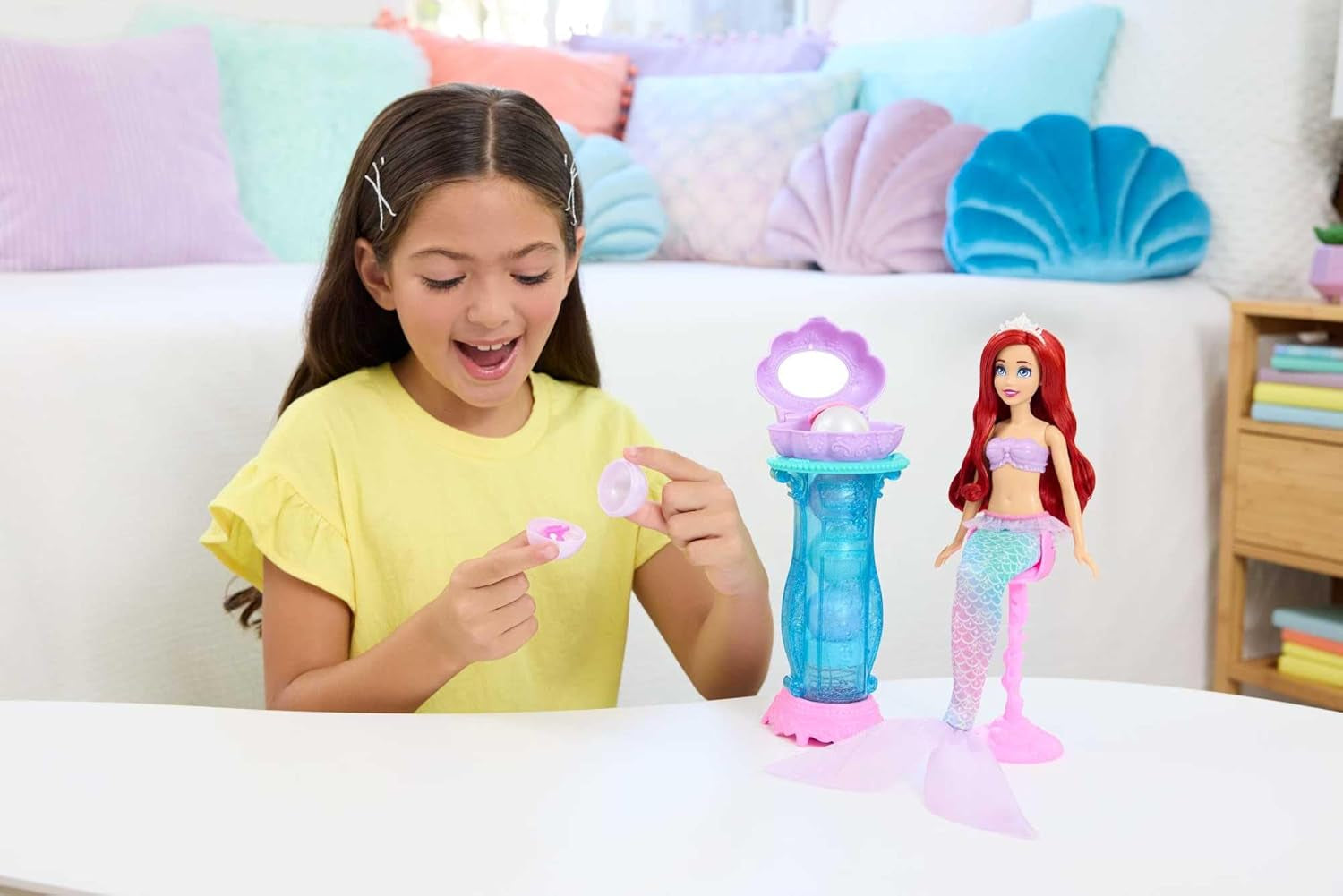 Mattel Disney Princess Toys, Meerjungfrau-Arielle-Modepuppe mit abnehmbarer Schwanzflosse, Schminktisch mit 5 wiederholbaren Pop-Up-Überraschungen und 5 Zubehörteilen, JBF86