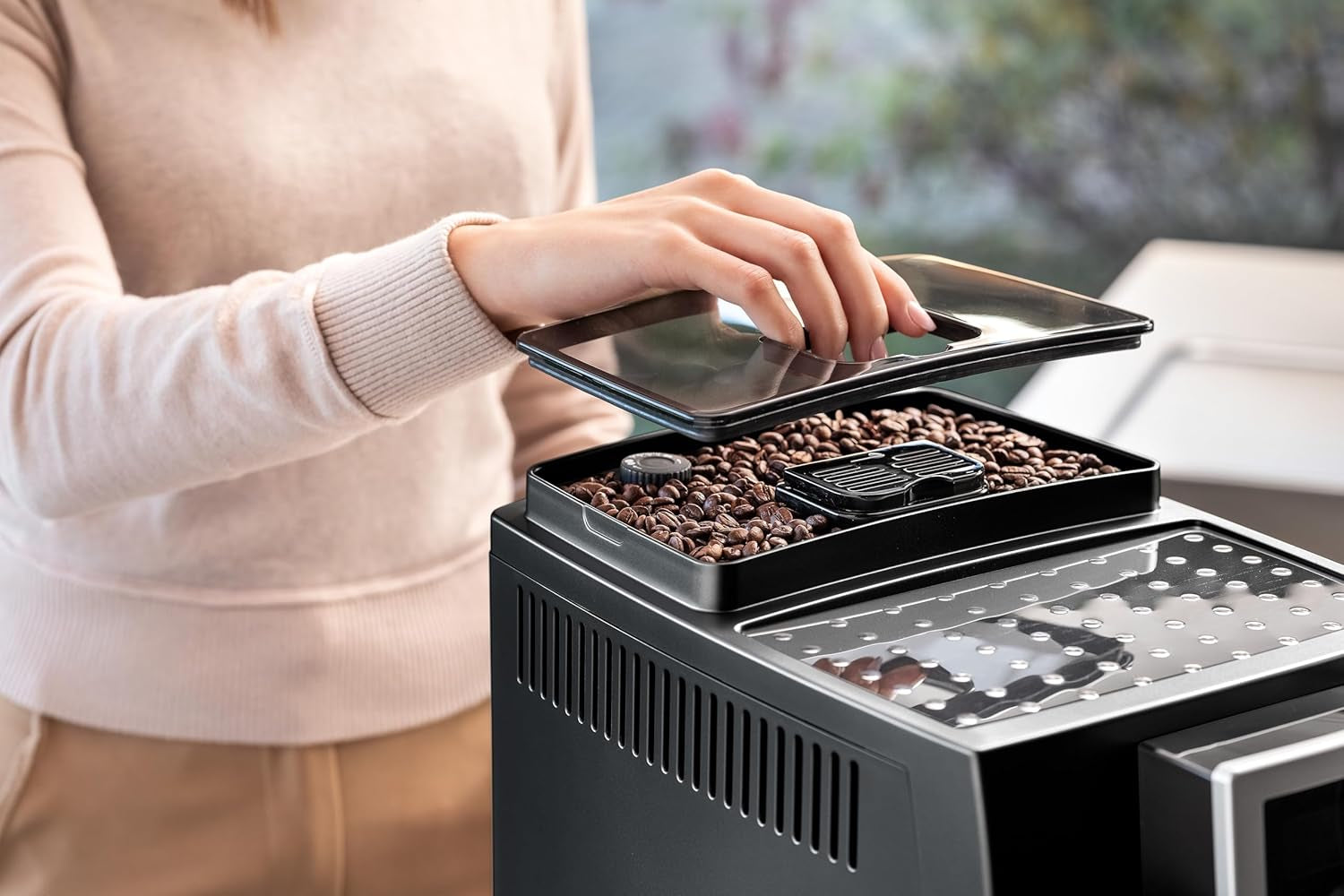 De'Longhi Magnifica S Smart ECAM 230.13.B Vollautomatische Espressomaschine mit Milchaufschäumer für Cappuccino, Espresso, Kaffee und Long Coffee, Direktwahltasten und Drehregler, 2-Tassen-Funktion, schwarz
