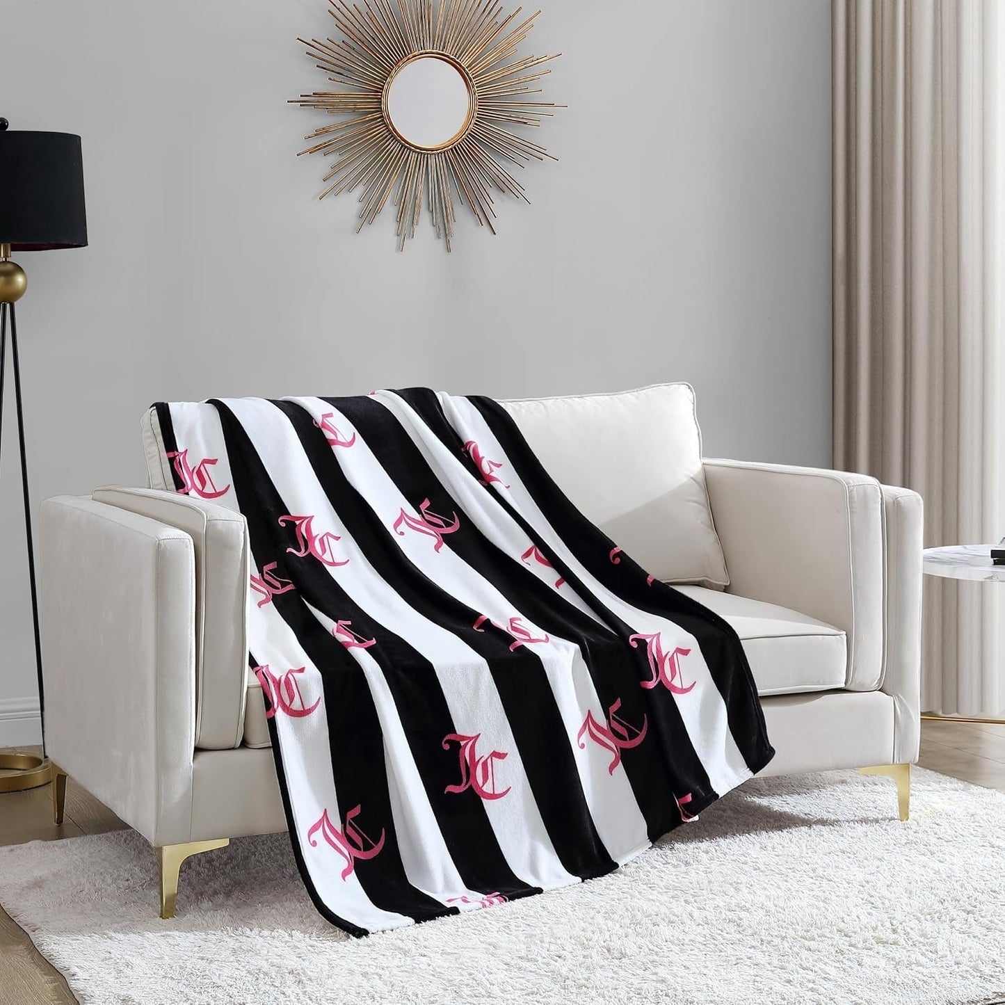 Juicy Couture Cabana Plüsch-Überwurfdecke, 127,7 x 178,8 cm, luxuriöse Mikrofaser-Plüschdecke für maximalen Komfort und gemütliche Wärme. Juicy Couture Betten und Decken, Schwarz, 127 x 177,8 cm.