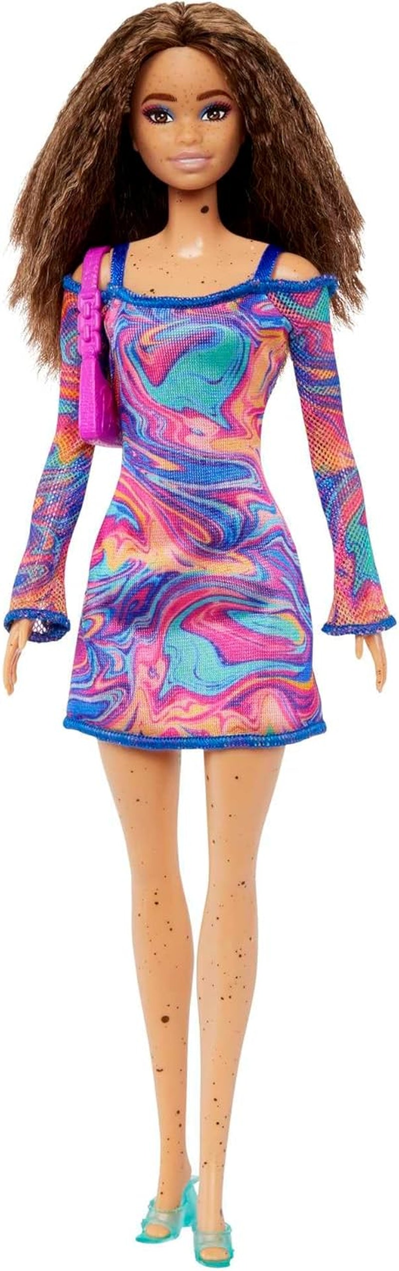 Barbie Fashionistas Puppe Nr. 206 – Welliges Haar und Sommersprossen – Modernes Regenbogen-Marmorkleid, Umhängetasche und grüne Schuhe – Für 3 Jahre und älter, HJT03