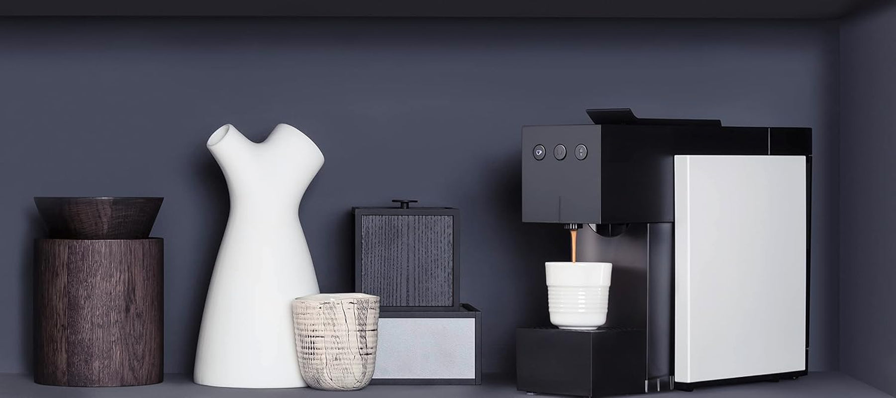 Espressomaschine mit K-FEE SQUARE Kapseln für Kaffee, Tee und Kakao | Kompakter Espresso | Schnelles Aufheizen | 0,8 l Wassertank | 19 Takte | Klavierschwarz