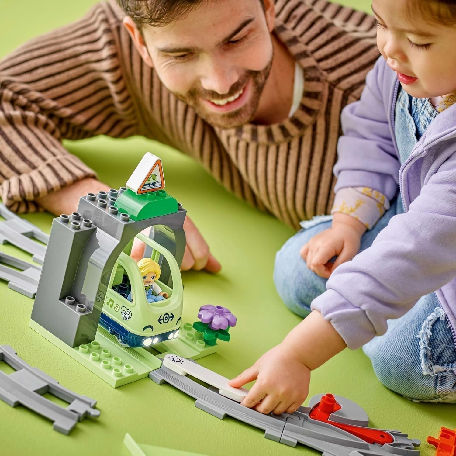 LEGO DUPLO Town Eisenbahntunnel und Gleise – Erweiterungsset, Geschenk für Kleinkinder, fördert die Geschicklichkeit, Spielset für 2-jährige Fahrzeugfans, kreatives Lernspielzeug 10425 Bausets Besuchen Sie den LEGO-Store