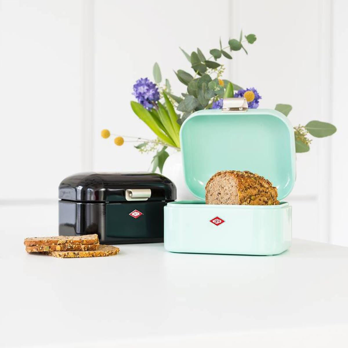 Wesco Mini Grandy Brotkasten in Rosa, pulverbeschichtetes Stahlblech, Belüftungslöcher und stabiler Griff. Aufbewahrungsboxen für Lebensmittel von Naty Shop