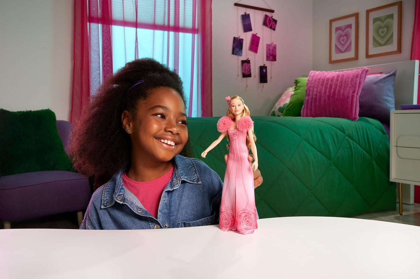 Mattel Glinda aus „Wicked and Accessories“, bewegliche, vom Film inspirierte Puppe mit abnehmbarem Outfit, singt „Loved by Us“ JLG49 Pink