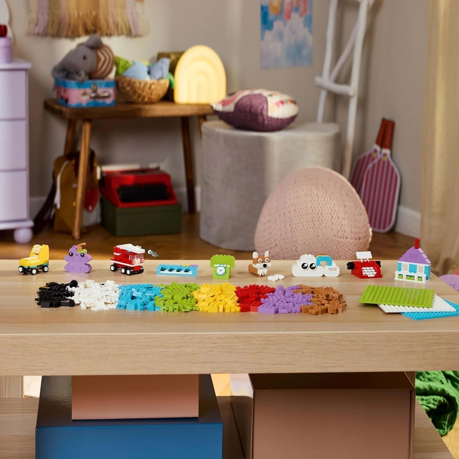 LEGO Classic Kreativset zum Bauen und Spielen – Set mit farbigen Steinen – Baue ein Haus, einen Hund, ein lustiges Auto, eine Klaviertastatur und einen Regenbogen – Bastelset für Jungen und Mädchen ab 5 Jahren. Bausets Besuchen Sie den LEGO-Store