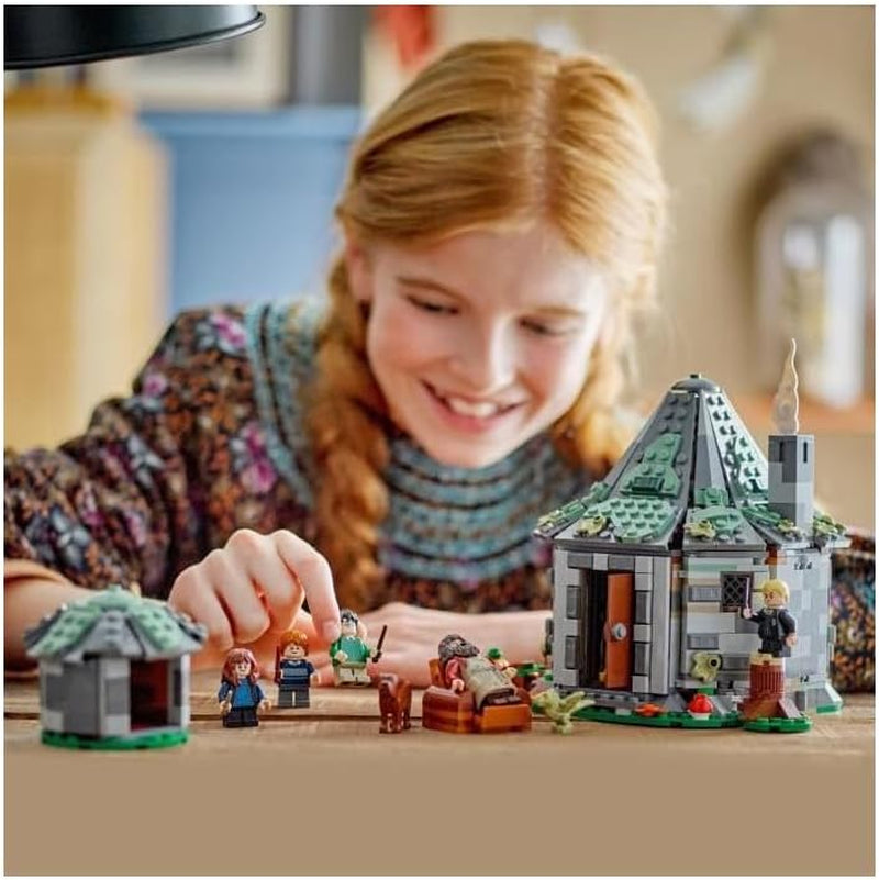 LEGO Harry Potter Hagrids Hütte: Ein unerwarteter Besuch, Set mit 5 Minifiguren und 2 Tierfiguren, Geschenk für Frauen und Männer, magisches Abenteuerspielzeug, Fantasy-Set 76428 Bausets Beuche den LEGO-Store