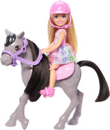 Chelsea und Ponys Barbie-Puppe – Anschnallen zum sicheren Spielen und Fahren, rosafarbener Sattel und Stufen, inklusive Helm und niedlichem kariertem Kleid, ab 3 Jahren, HTK29