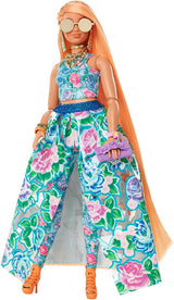 Barbie Extra Fancy, kurviges langes erdbeerblondes Haar, zweiteiliger Anzug, blaue Katze, rosa Tasche, Ananas-Sonnenbrille inklusive Puppe, geeignet als Geschenk, Hhn14 Naty Shop-Puppen