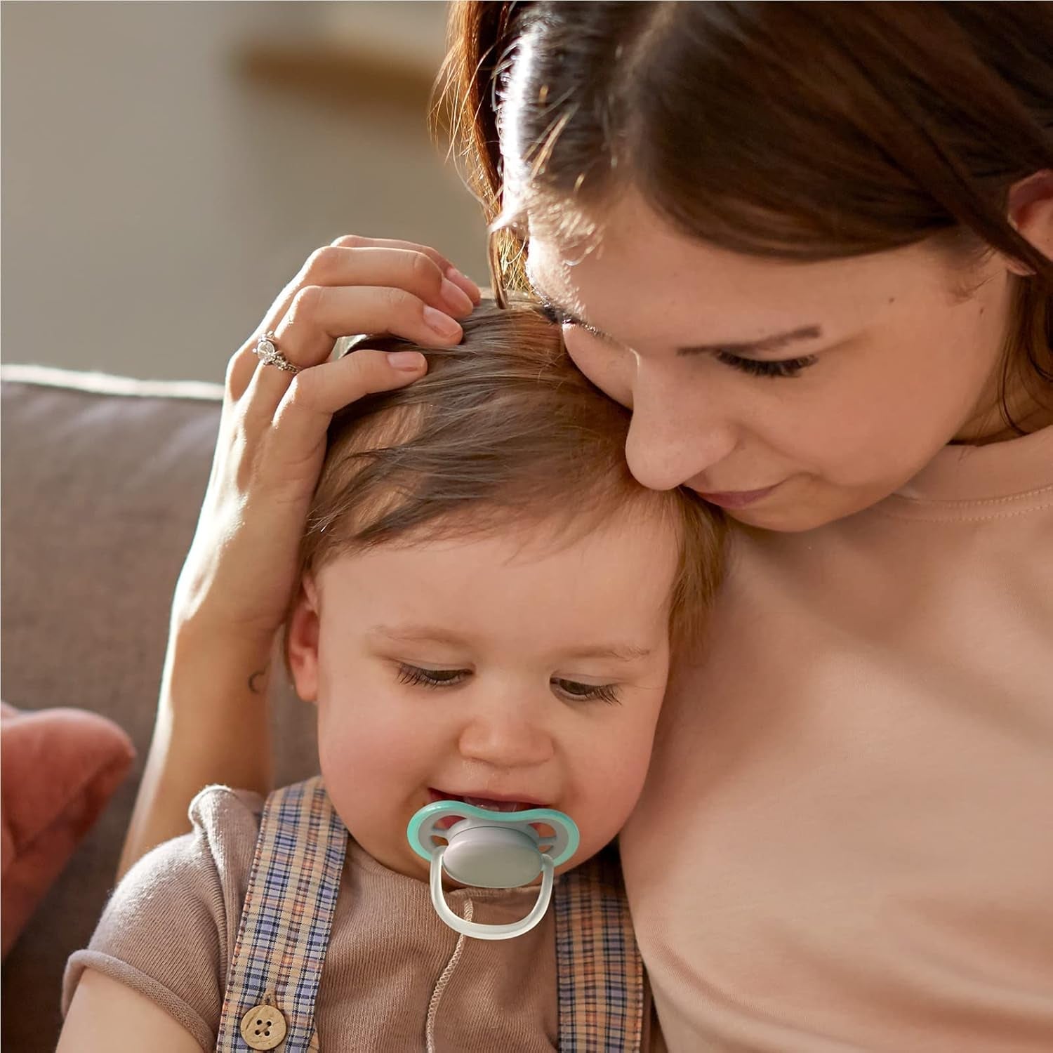 Philips AVENT Set mit 4 leichten und atmungsaktiven Ultra Air-Schnullern: 2 im Dunkeln leuchtende Schnuller und 2 Tagesschnuller, ab 18 Monaten (Modell SCF349/43)