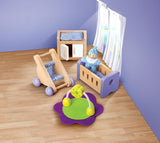 Hape Babyzimmer – Puppenzimmer-Set aus Holz, Babypuppenmöbel, Puppenhauszubehör für Kleinkinder, Miniatur-Babyzimmer mit Schaukel und Zubehör, Rollenspiel für 3-Jährige