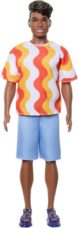 Barbie Fashionistas Ken Doll Nr. 220 Breiter Riemchenkörper in einem abnehmbaren orangefarbenen gemusterten Hemd, Shorts und Plateausandalen, HRH23 Naty Shop Dolls Standardtitel
