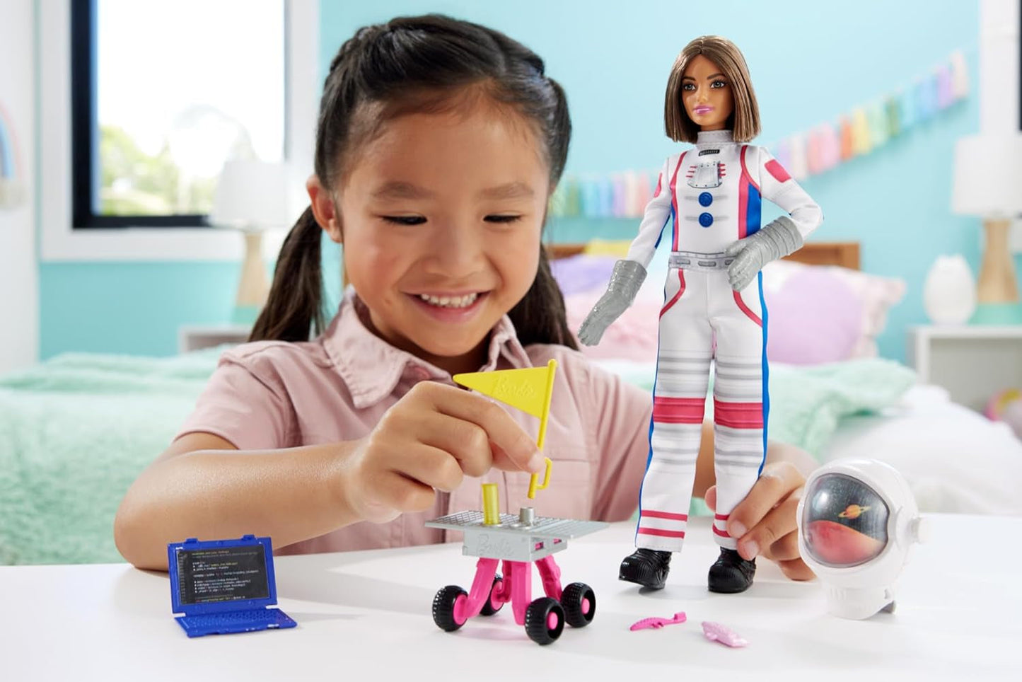 Barbie-Puppe zum 65. Jubiläum und 10 Zubehörteile, brünettes Puppen-Astronauten-Set, Rover auf Rädern, Weltraumhelm mit anpassbarem Visier und mehr, HRG45 Naty Shop Dolls
