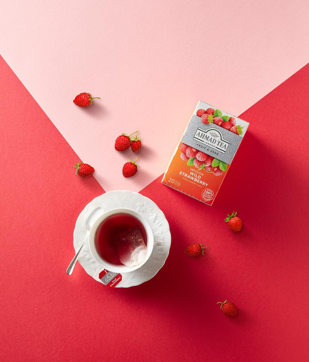 Ahmad Tea – Walderdbeere – entkoffeinierter Früchte- und Kräutertee – Erdbeere – aromatisiert, einzeln verpackte Teebeutel mit 2 g Tee pro Portion – 20 mit Bändern versehene Teebeutel
