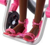 Barbie Fashionistas, schwarzes Haar, bunter Overall, Rollstuhlrampe, Rollstuhlpuppe im Lieferumfang enthalten, Geschenk für Kinder, Spielzeug, ab 3 Jahren, HJT14