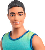 Ken Barbie Fashionistas Puppe Nr. 236 mit schwarzem Haar, blaugrünem Ombré-Tanktop, Jeansshorts und silbernen Turnschuhen, HYV00