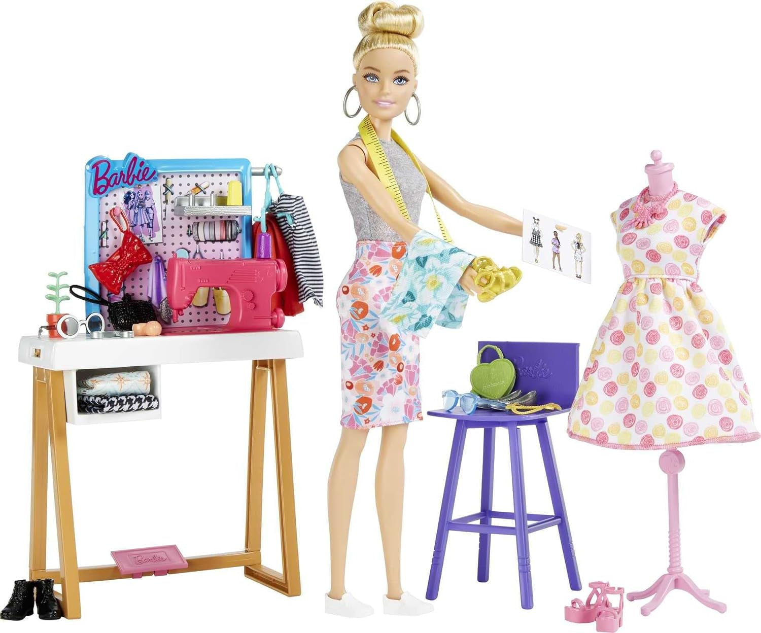 Barbie HDY90 – Modedesigner-Puppe (30,40 cm) und Atelier, über 25 Design- und Modeaccessoires, Design-Schreibtisch, Stuhl, Nähmaschine, Textilmuster, Schaufensterpuppe und mehr, Spielzeug für Kinder ab 3 Jahren
