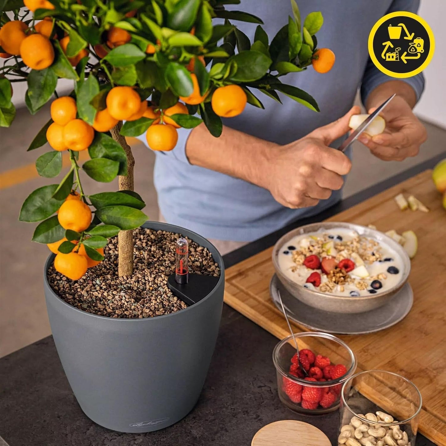 LECHUZA Blumentopf Classico Color ECO 35 Hellgrau mit Bewässerungssystem und Wasserstandsanzeige | Hergestellt aus 100 % recyceltem Kunststoff | Mattes Finish | Ø 34,5 x 32,5 cm | 18930