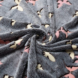 Kanguru Glow Tagesdecke, im Dunkeln leuchtende Decke, Schmetterlingsdecke, weiche Decke, 130 x 150 cm, leuchtende Sofa-Tagesdecke. Im Dunkeln leuchtende Kinderdecke, grau. Betten und Decken. Besuchen Sie den Kanguru-Store