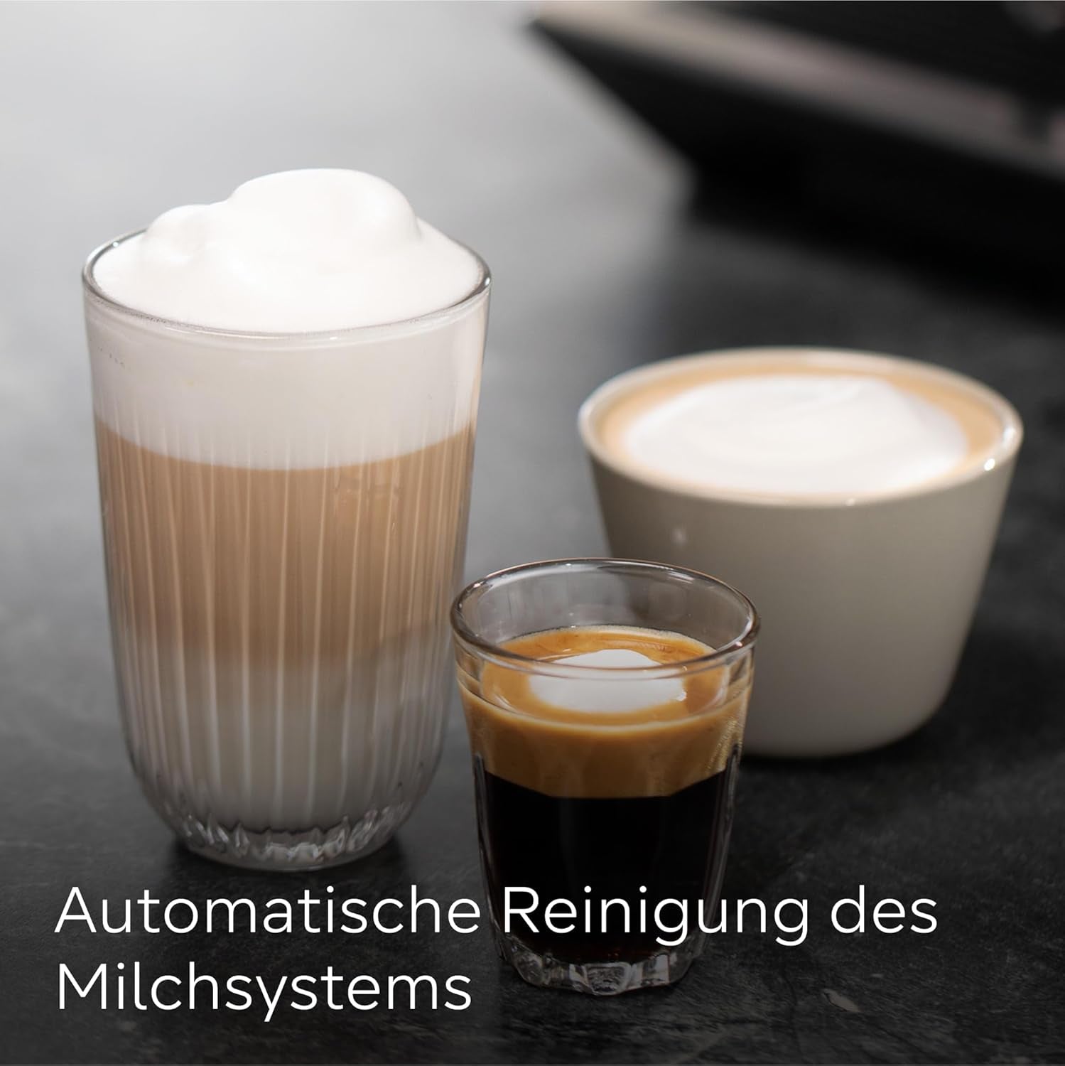 Siemens EQ700 Espressovollautomat, großer Farb-TFT-Bildschirm, 36 Heiß- und Kaltgetränke, Kaltbrühen, 2-Tassen-Funktion, App-Steuerung, automatisches Reinigungssystem, schwarzer Edelstahl, TQ717D03