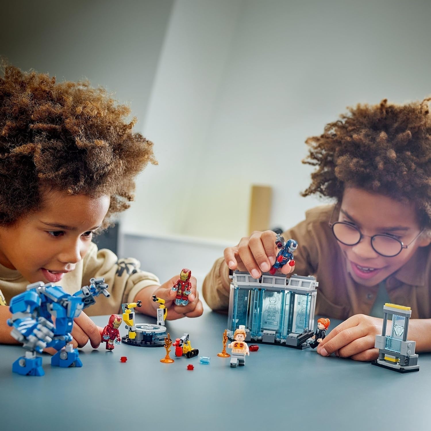 LEGO Marvel Iron Man's Laboratory: Hall of Armor – Superhelden-Spielzeug mit einer Mech-Figur, 5 Minifiguren, darunter Aldrich Killian – Avengers-Geschenk für Jungen und Mädchen ab 8 Jahren. 76315 Bausets. Beuche the LEGO-Store