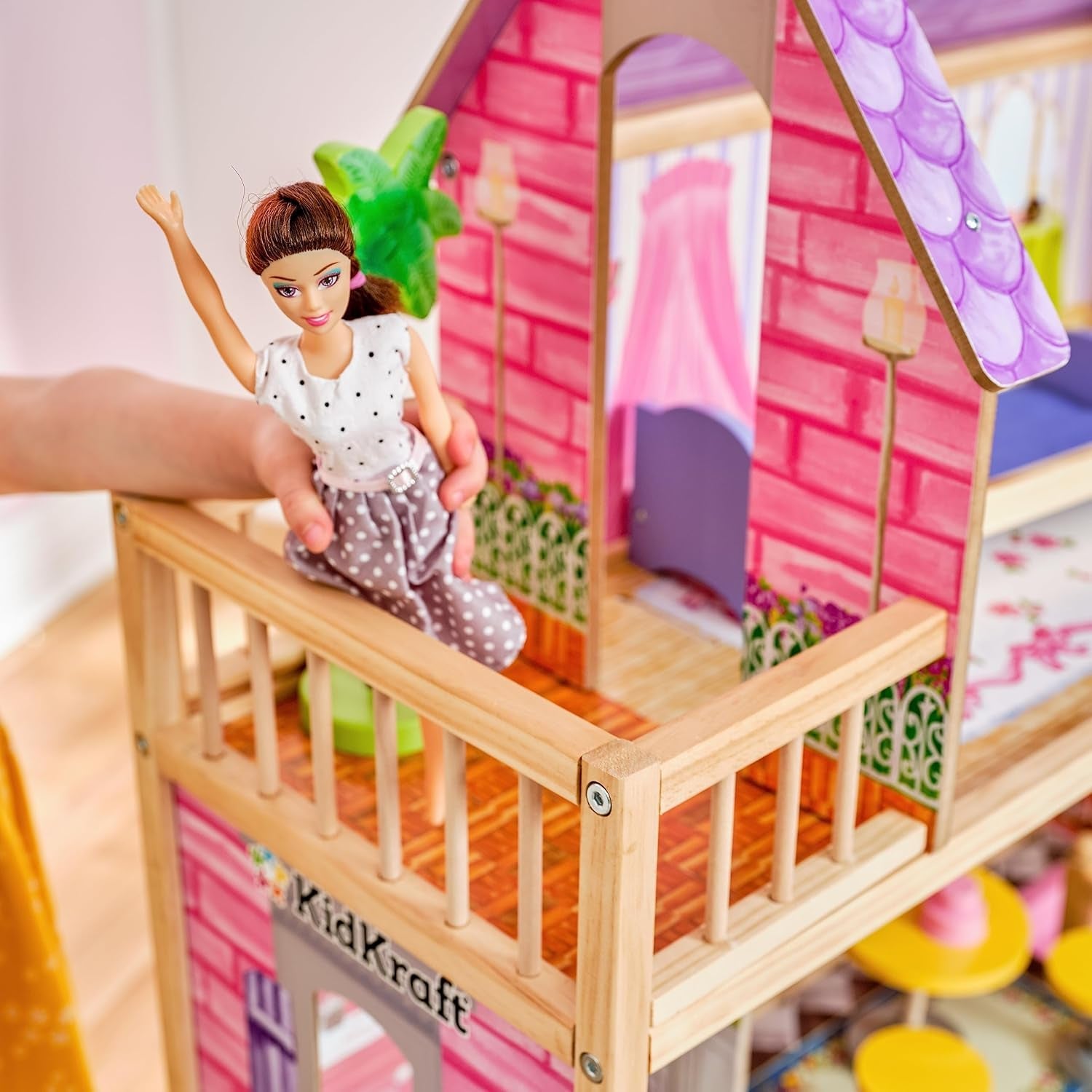 KidKraft Kayla Holzpuppenhaus mit Möbeln und Zubehör, 3-stöckiges Spielset für 30-cm-Puppe, Spielzeug für Kinder ab 3 Jahren, 65092 – Exklusiv bei Amazon