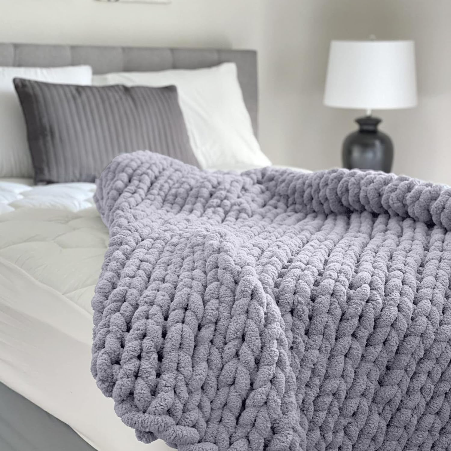 Grobstrickdecke, Überwurf, 100 % handgestrickt mit Jumbo-Chenillegarn (127 x 152,4 cm, Fliedergrau) Betten und Decken Adyrescia