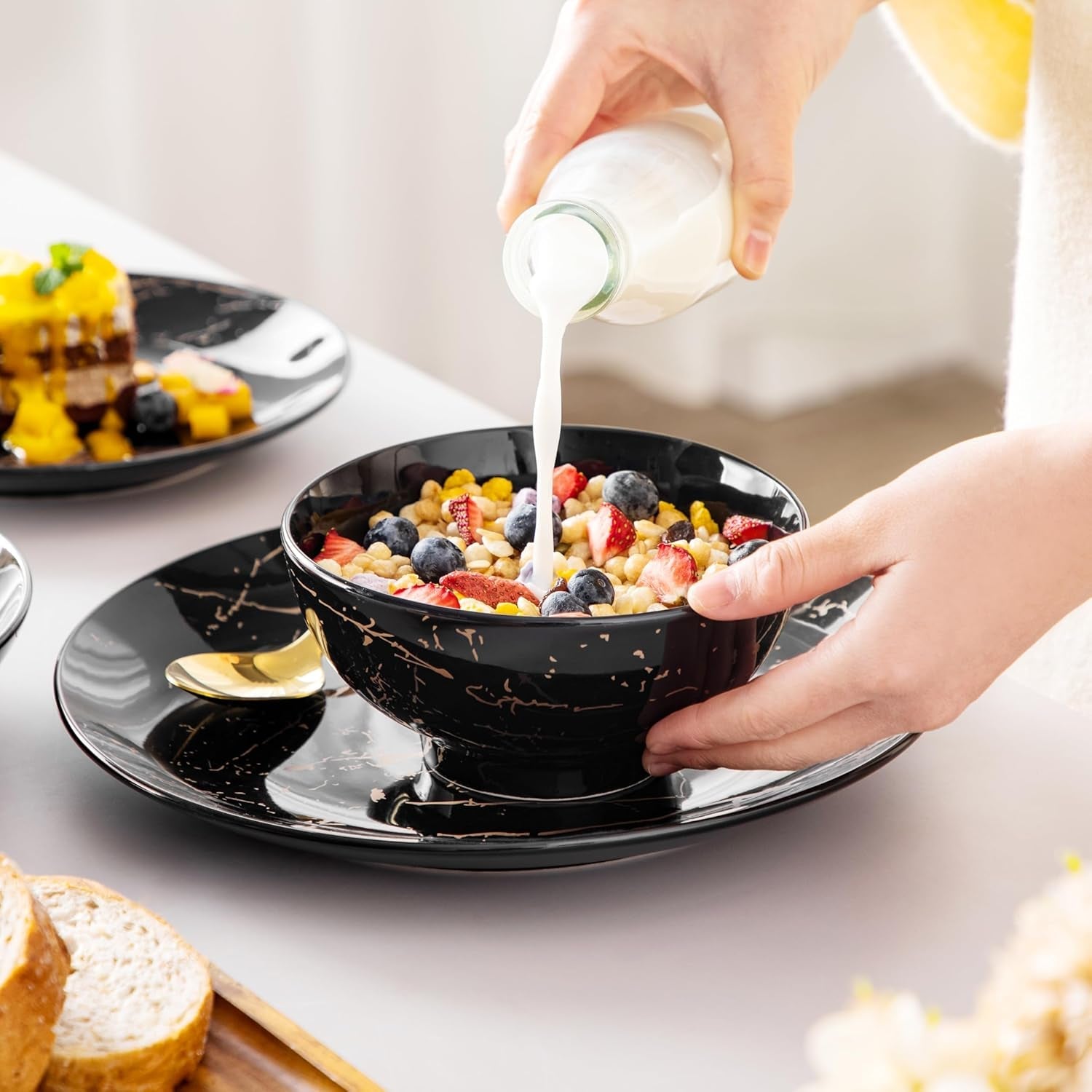 LOVECASA Daphne-Serie Porzellan-Geschirrset SWEET, 24-teiliges Kombinationsset, goldene Design-Speiseteller, Dessertteller, Müslischalen und Speiseteller für 6 Personen
