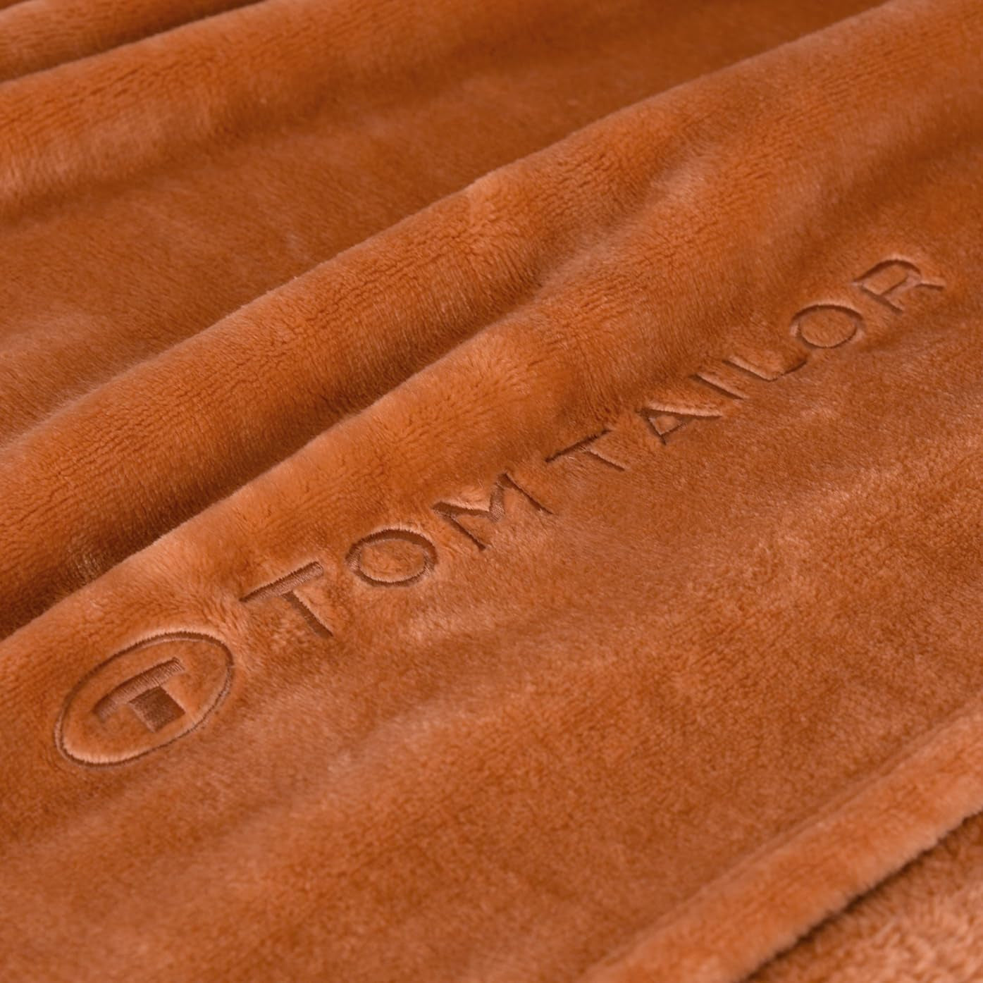 TOM TAILOR Wellsoft Decke, 150 x 200 cm, 100 % Polyester/ Wellsoft, bestickt mit Logo, WELLSOFT BLANKET Orange (Warm Coral) Decken und Steppdecken Naty Shop