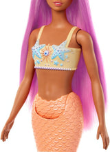 Meerjungfrau-Barbie-Puppe mit schickem rosa Haar und Stirnband, Seesternkopf-Puppe und weicher orangefarbener Schwanzflosse, HRR05