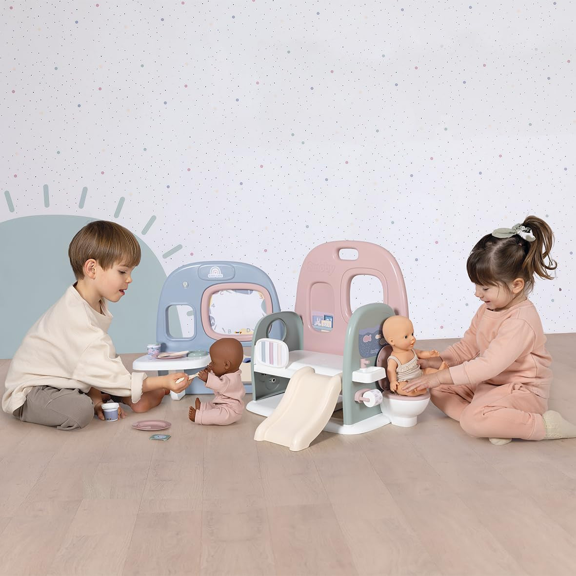 Smoby – Babypflege Puppenkindergarten – Puppenspielzentrum Kindergarten + Kindergarten Alltag – Zusammenklappbarer Spielbereich mit 360°-Drehung – 6 Zubehörteile – Hergestellt aus 90 % recyceltem Material in Frankreich, ab 3 Jahren