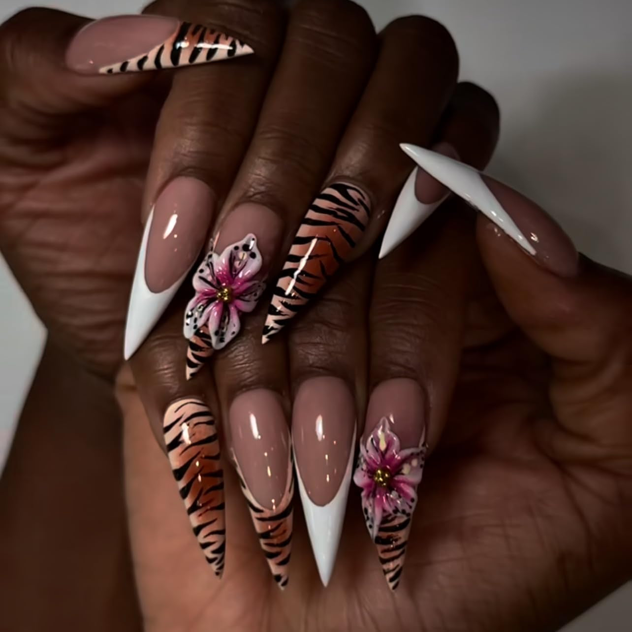 Moonglow Lange Nägel Stiletto Milchweiß Rosa Farbverlauf Glitzer Coole künstliche Nägel mit Kleber Rosa Ombre Glitzer Künstliche Nägel