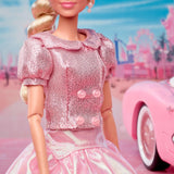 Barbie Der Film basierend auf dem Film Margot Robbie als Barbie-Sammelfigur in rosa Bluse und Tüllrock mit stilisierter Frisur und passendem Schmuck JBJ53