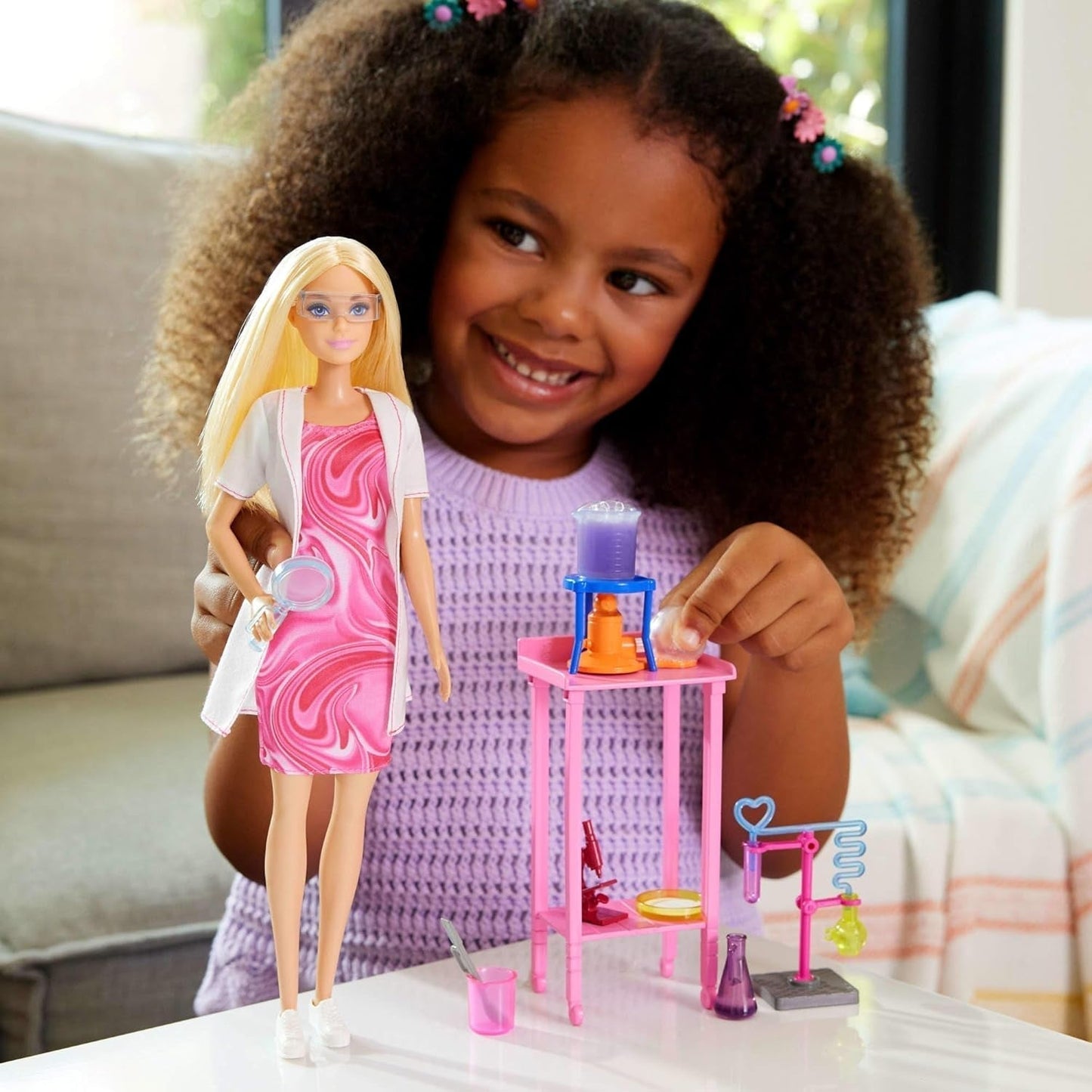 Barbie-Wissenschaftler-Puppe und Zubehör mit modischer blonder Puppe, Labortisch, Mikroskop, Farbwechsel-Kassierer und Petrischale, JCR70 Naty Shop Dolls