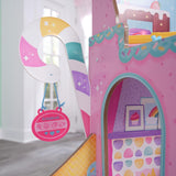 KidKraft Puppenhaus Candy Castle aus Holz mit Möbeln und Zubehör, Einhorn-Lama-Figurenhaus, Eistüten-Aufzug und Gummibärchen-Stuhl für Puppen, Spielzeug für Kinder ab 3 Jahren, 20242