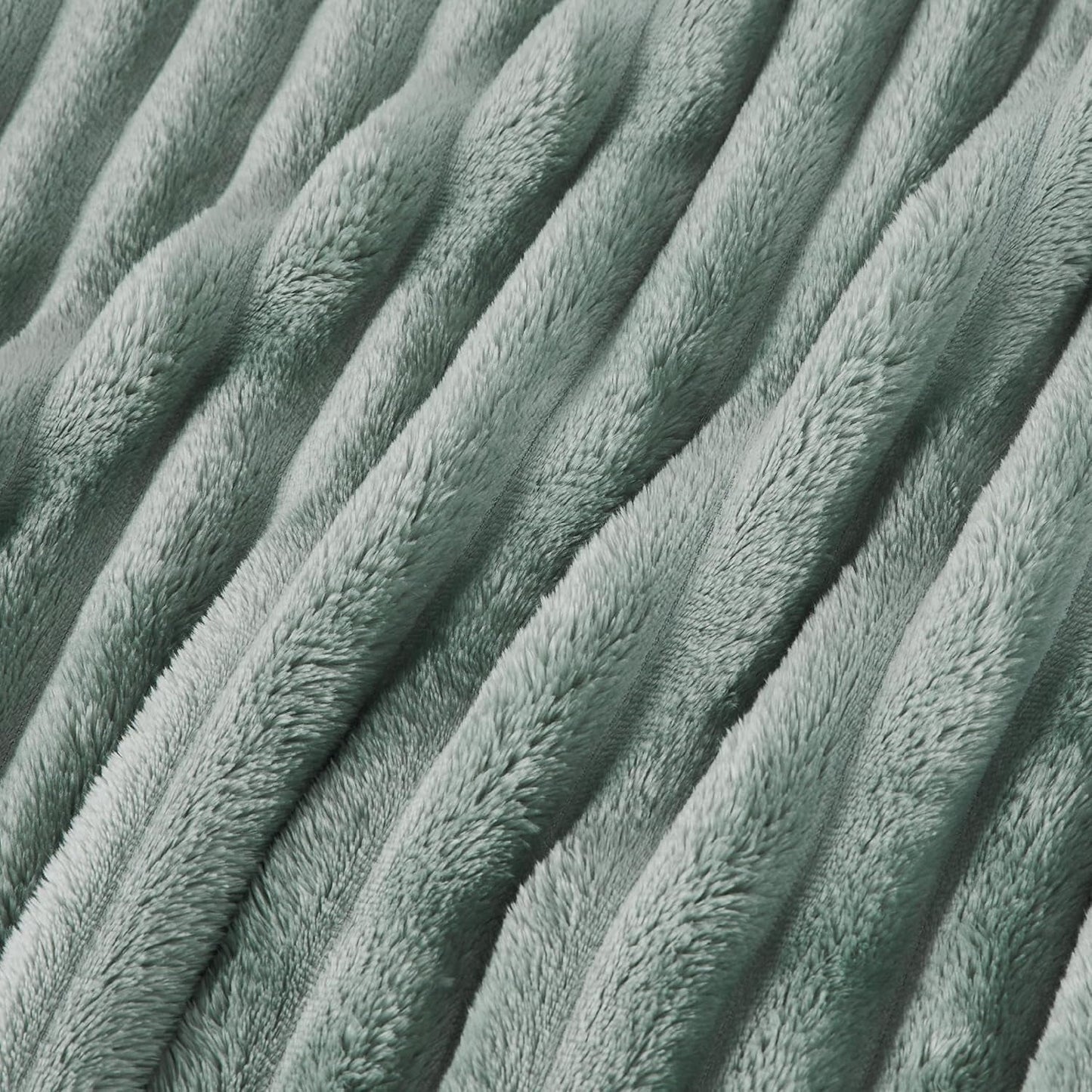 BEDSURE Salbeigrüne Fleece-Überwurfdecke für Sofa – superweiche, gemütliche Decken für Frauen, süße kleine Decke für Mädchen, 127 x 152 cm große Betten und Decken. Beuche den BEDSURE-Store
