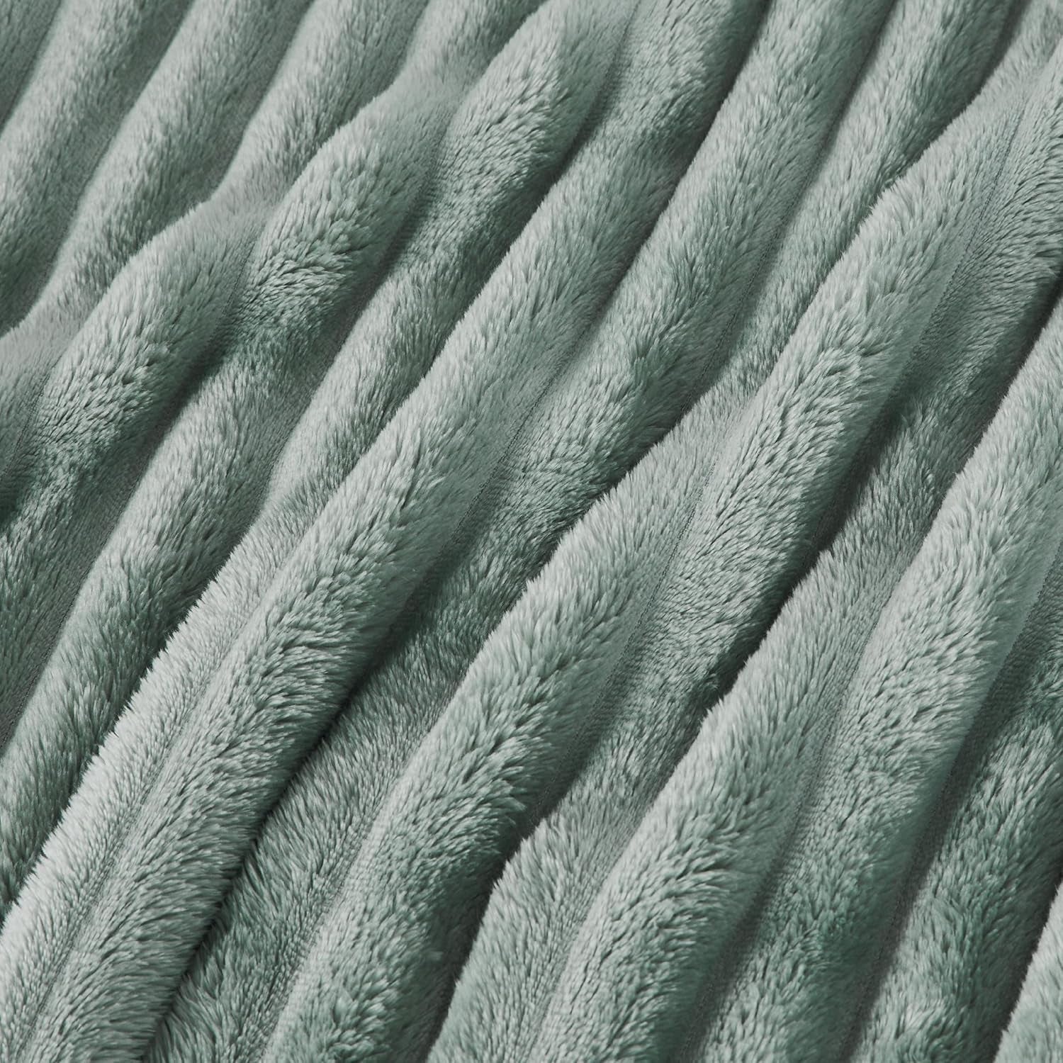 BEDSURE Salbeigrüne Fleece-Überwurfdecke für Sofa – superweiche, gemütliche Decken für Frauen, süße kleine Decke für Mädchen, 127 x 152 cm große Betten und Decken. Beuche den BEDSURE-Store