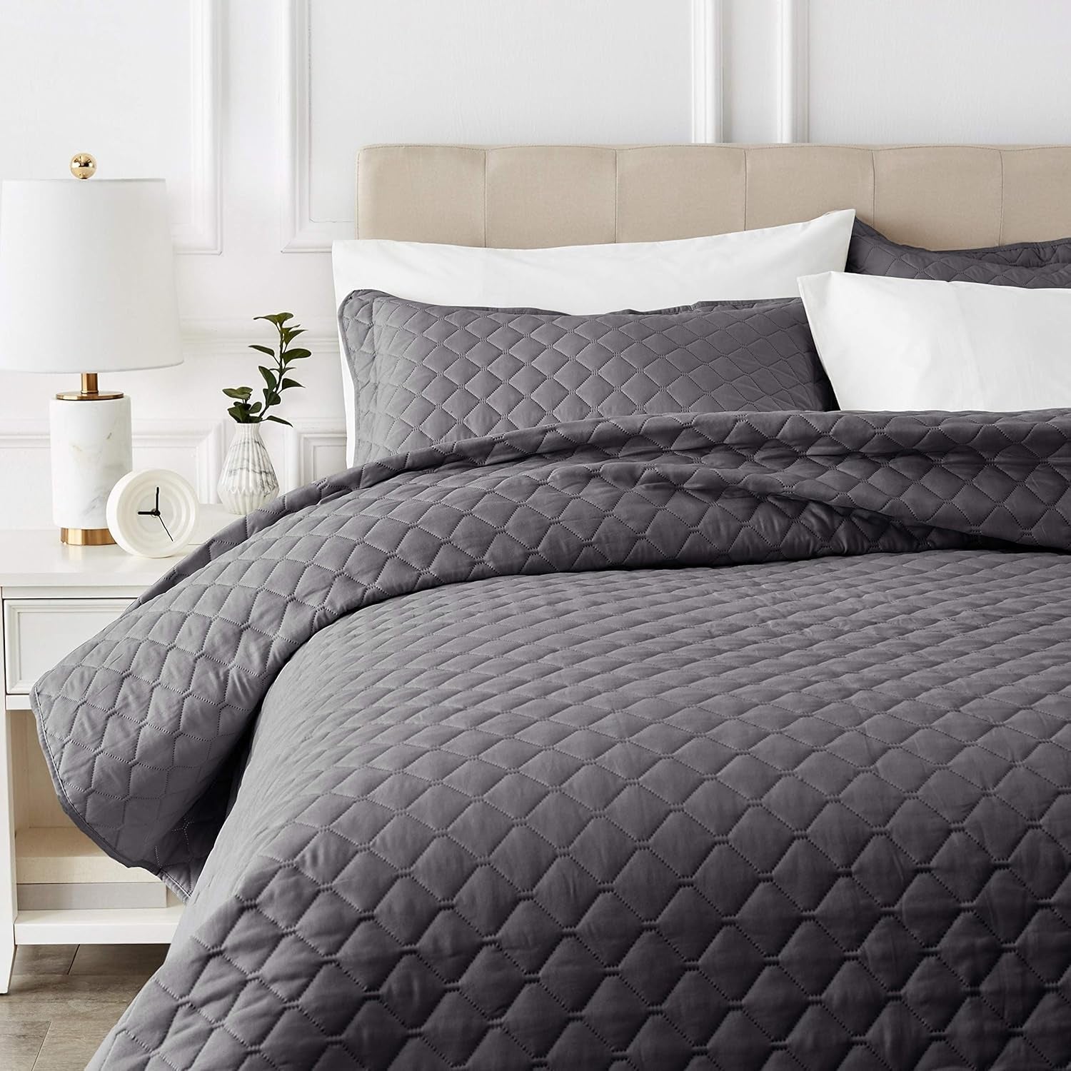 Übergroße Bettdecke mit Relief von Amazon Basics, 170 x 210 cm, dunkelgraues Rautenmuster. Betten und Decken. Besuchen Sie den Amazon Basics-Store 170 x 210 cm